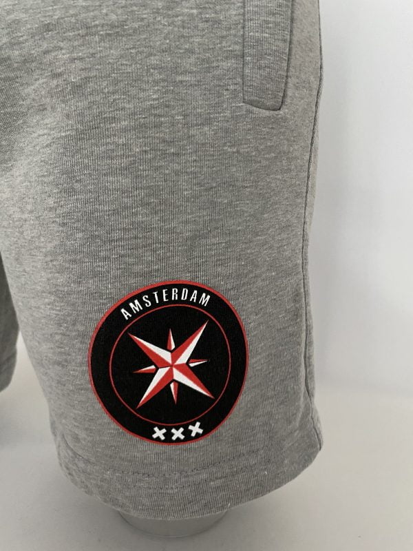 Short jogging licht grijs rood logo